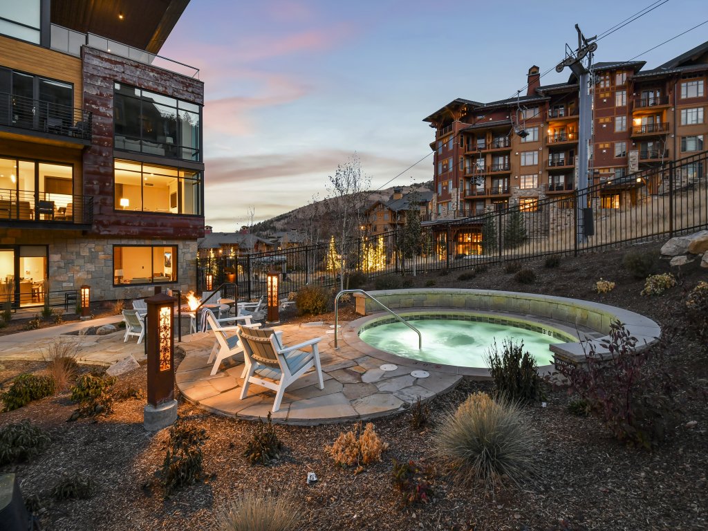Ski in/out Modern 2BR Residence in Canyons Village Save 20% on 7+ Nights! Vacation Rental in Park City - RedAwning