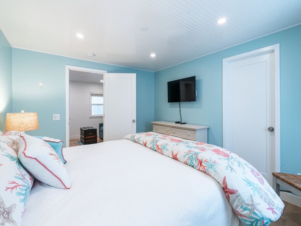 223 E. Bayfront | Newly Remodeled Balboa Island Bayfront Vacation Rental in Newport Beach - RedAwning