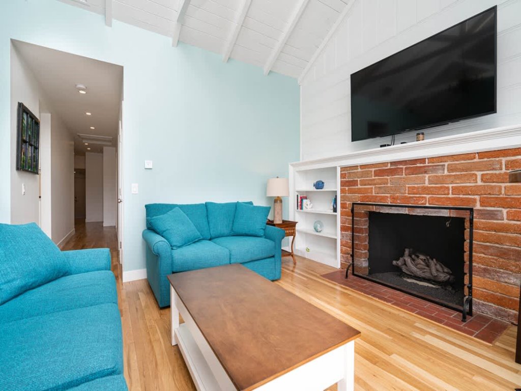 223 E. Bayfront | Newly Remodeled Balboa Island Bayfront Vacation Rental in Newport Beach - RedAwning