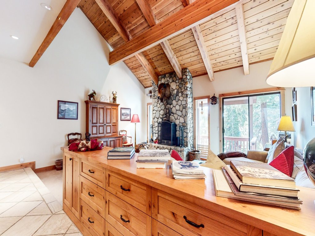 Val D'Isere #9 Vacation Rental in Mammoth Lakes - RedAwning