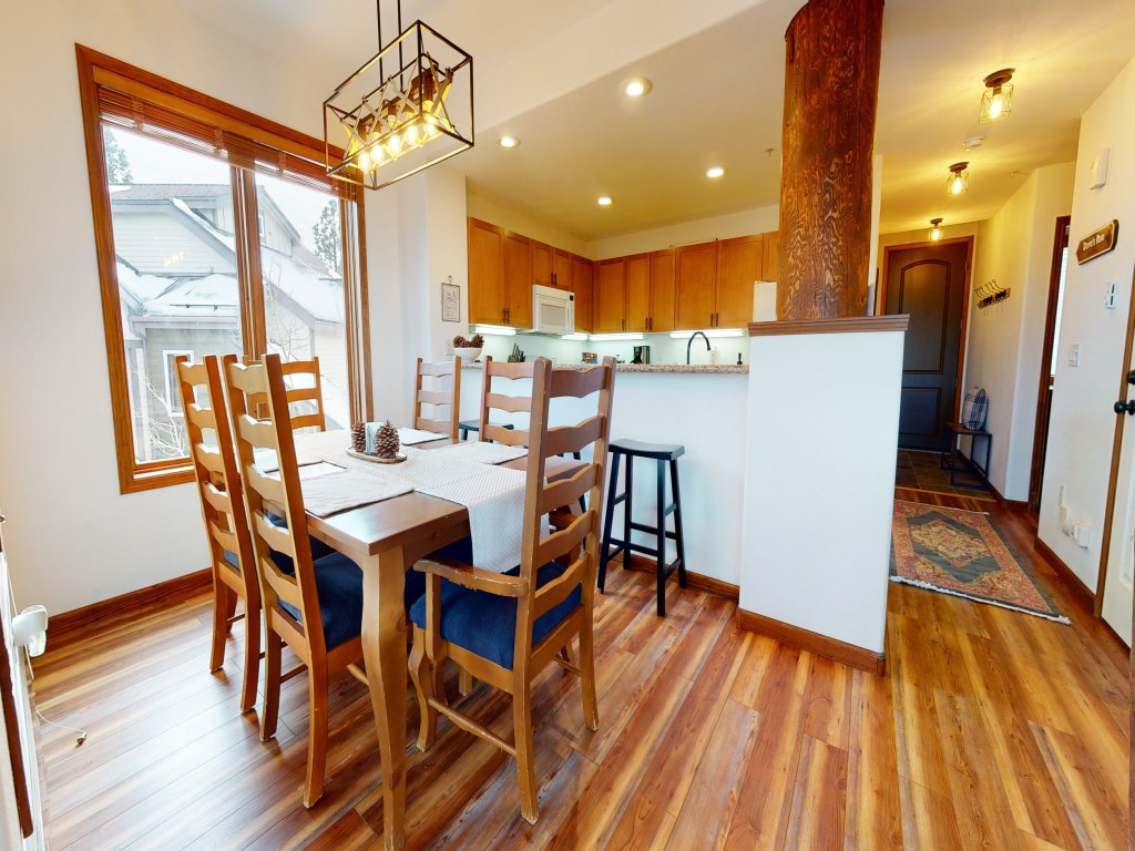 Eagle Run 103 5-Star Ski-in Ski-out Luxury, End unit and upgraded with Washer Dryer Vacation Rental in Mammoth Lakes - RedAwning