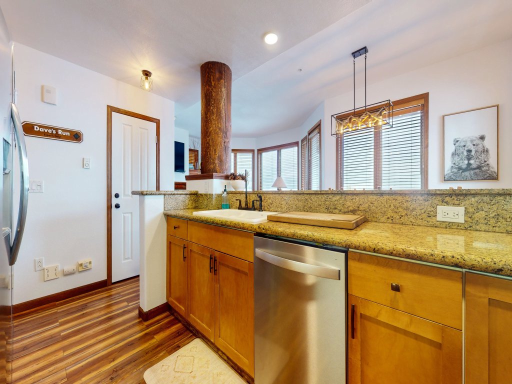 Eagle Run 103 5-Star Ski-in Ski-out Luxury, End unit and upgraded with Washer Dryer Vacation Rental in Mammoth Lakes - RedAwning