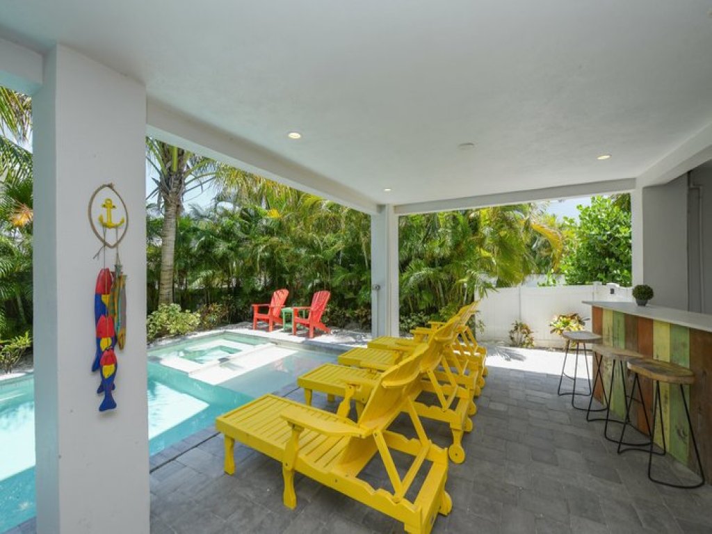 2201 AVE C Vacation Rental in Bradenton Beach - RedAwning