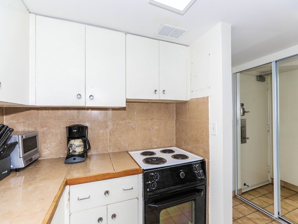 Ilikai Tower 1113 - Fully furnished condo with free wifi Vacation Rental in Honolulu - RedAwning