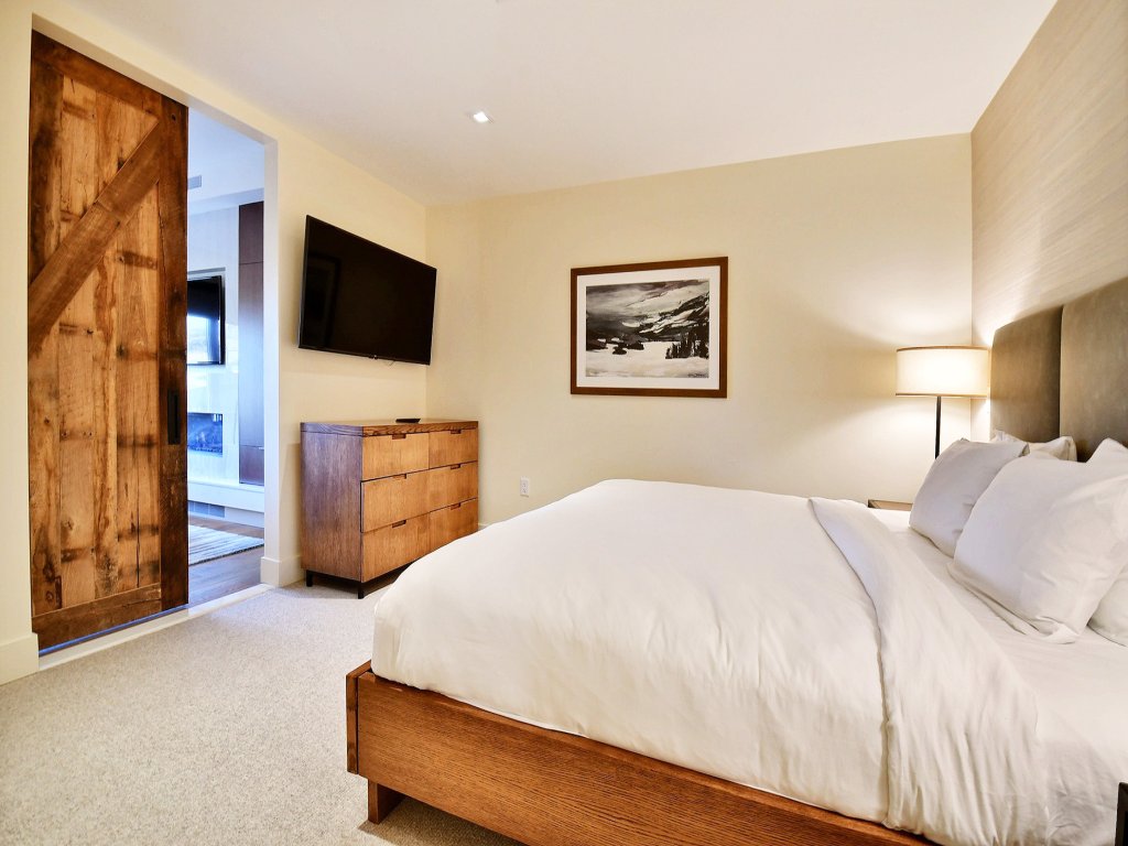 Modern 1BR Residence in Canyons Village Ski in/out! Save 20% on 7+ Nights! Vacation Rental in Park City - RedAwning