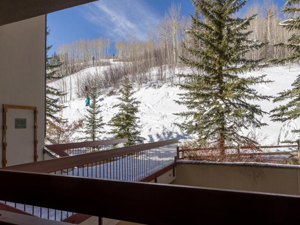 Strawberry Park Ski-in Ski-Out Condo Close to Chairlift Vacation Rental in Beaver Creek - RedAwning