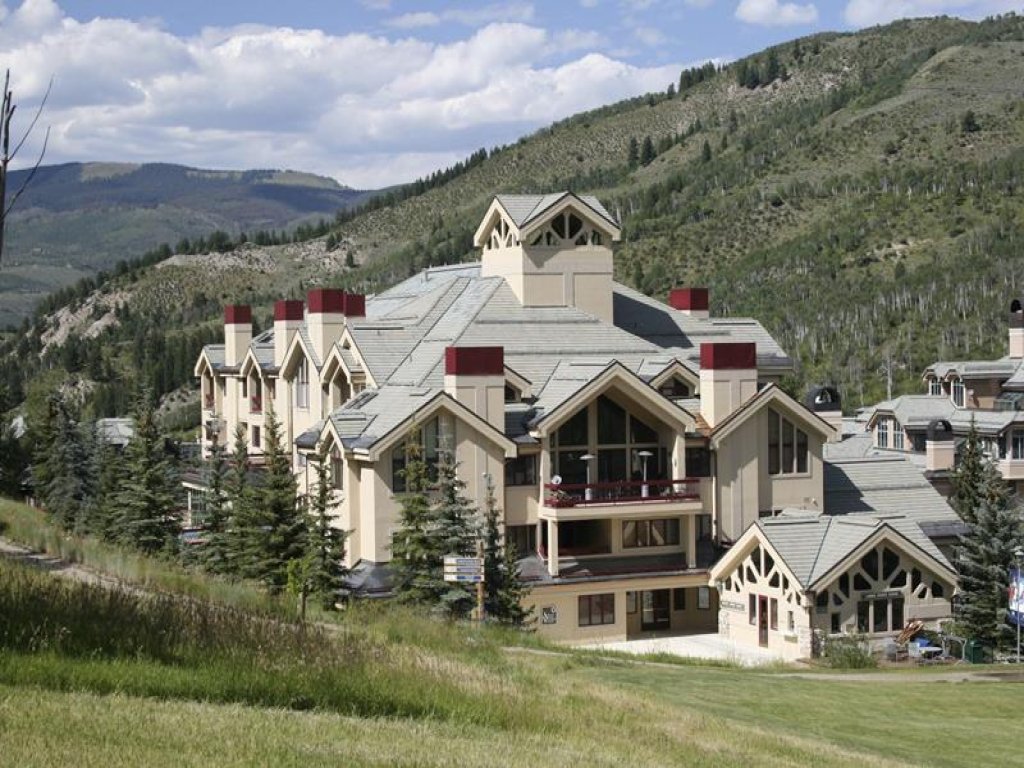 Strawberry Park Ski-in Ski-Out Condo Close to Chairlift Vacation Rental in Beaver Creek - RedAwning