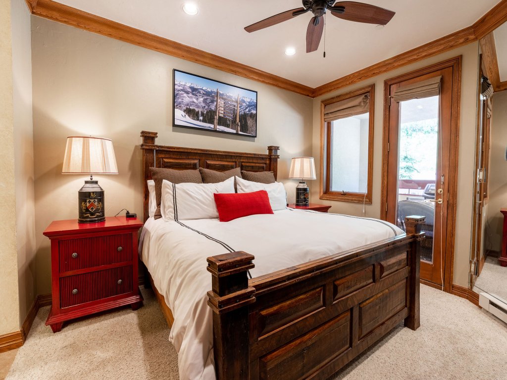 Strawberry Park Ski-in Ski-Out Condo Close to Chairlift Vacation Rental in Beaver Creek - RedAwning