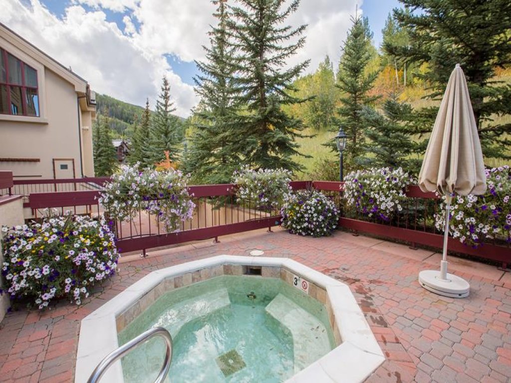 Strawberry Park Ski-in Ski-Out Condo Close to Chairlift Vacation Rental in Beaver Creek - RedAwning