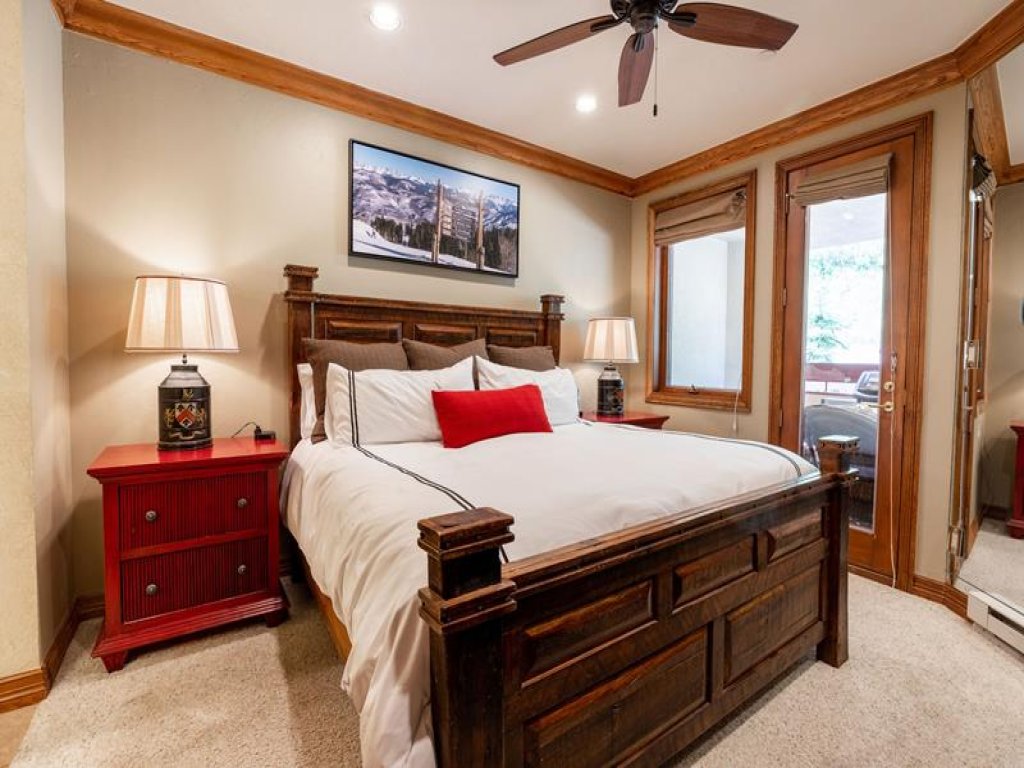 Strawberry Park Ski-in Ski-Out Condo Close to Chairlift Vacation Rental in Beaver Creek - RedAwning