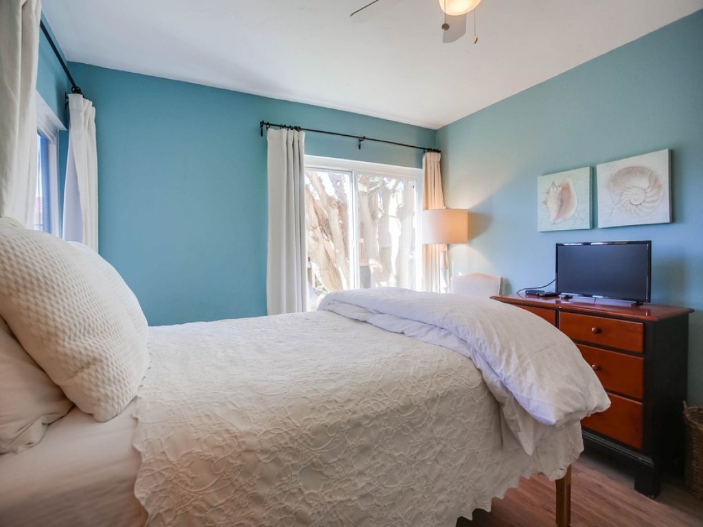 Coastal Chic Furnishings Condo Steps to Beach SBTC 128 Vacation Rental in Solana Beach - RedAwning