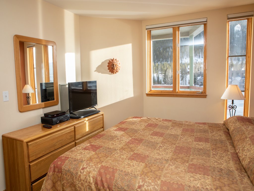 1538 Lakeshore Vacation Rental in Keystone - RedAwning