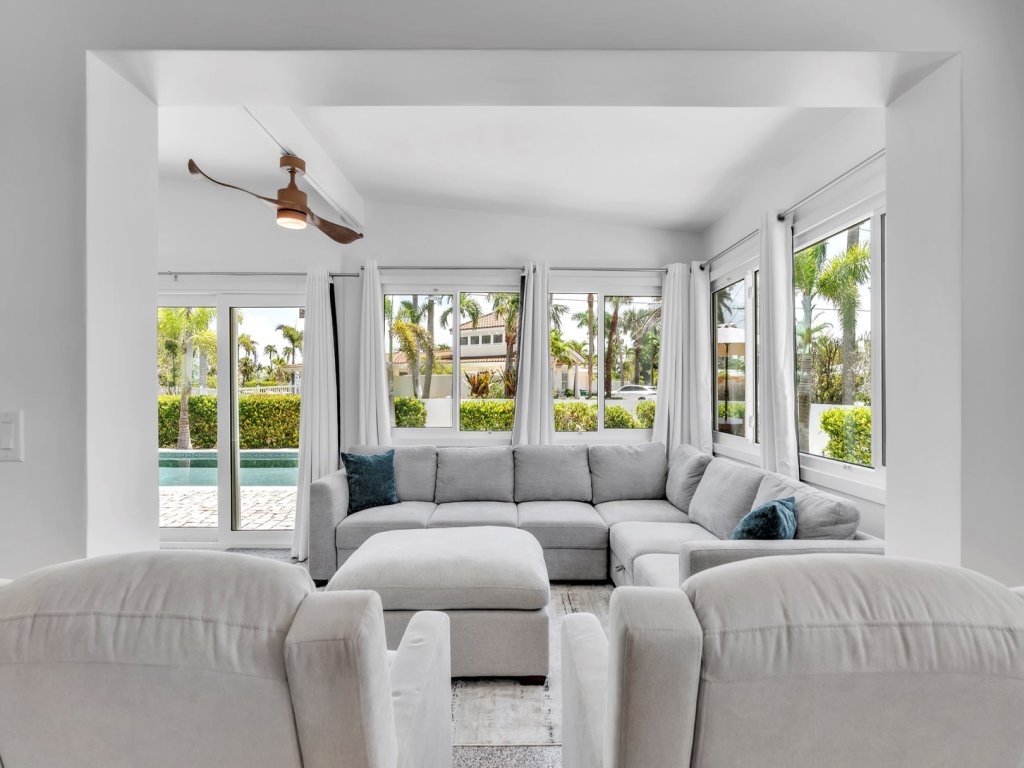 The Palm Leaf Vacation Rental in Anna Maria - RedAwning