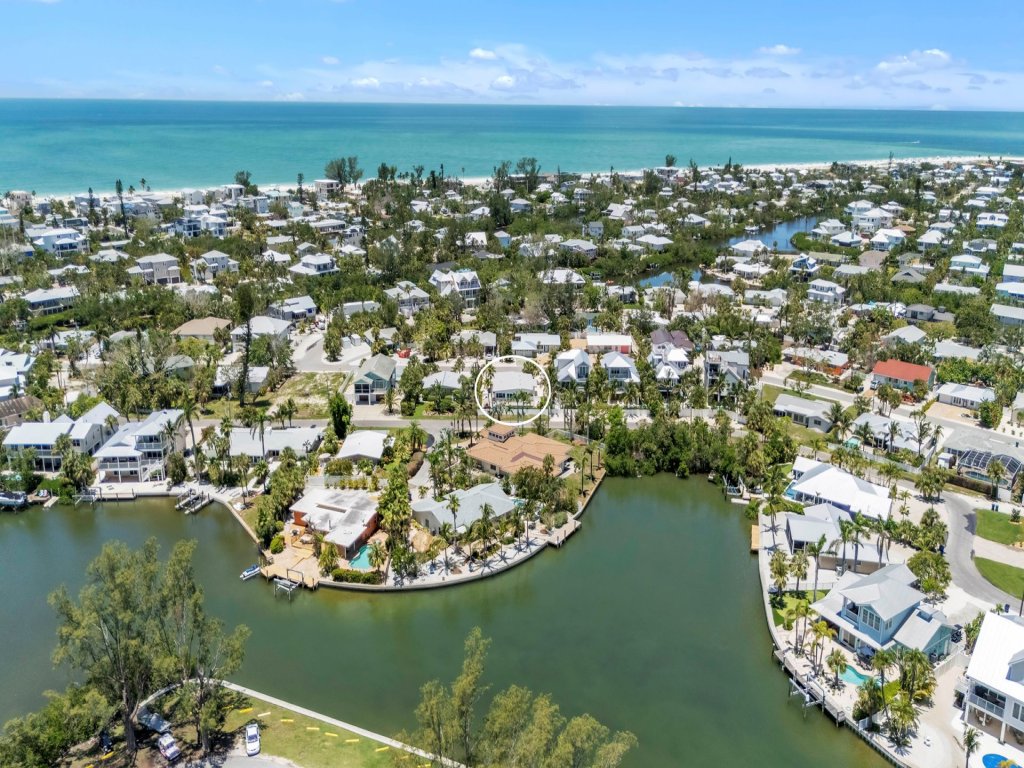 The Palm Leaf Vacation Rental in Anna Maria - RedAwning