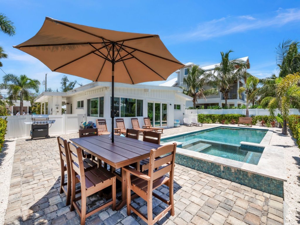 The Palm Leaf Vacation Rental in Anna Maria - RedAwning
