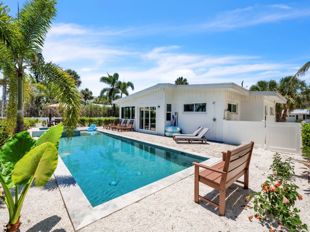 The Palm Leaf Vacation Rental in Anna Maria - RedAwning