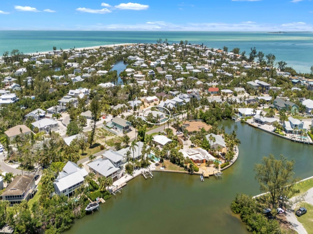 The Palm Leaf Vacation Rental in Anna Maria - RedAwning