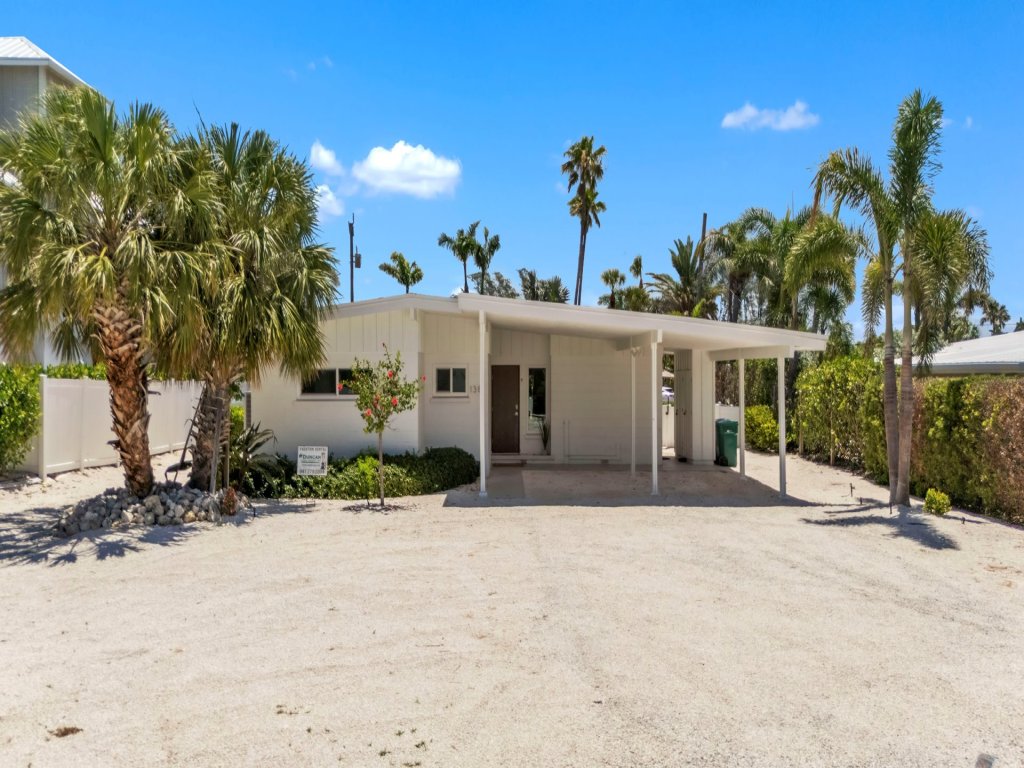 The Palm Leaf Vacation Rental in Anna Maria - RedAwning