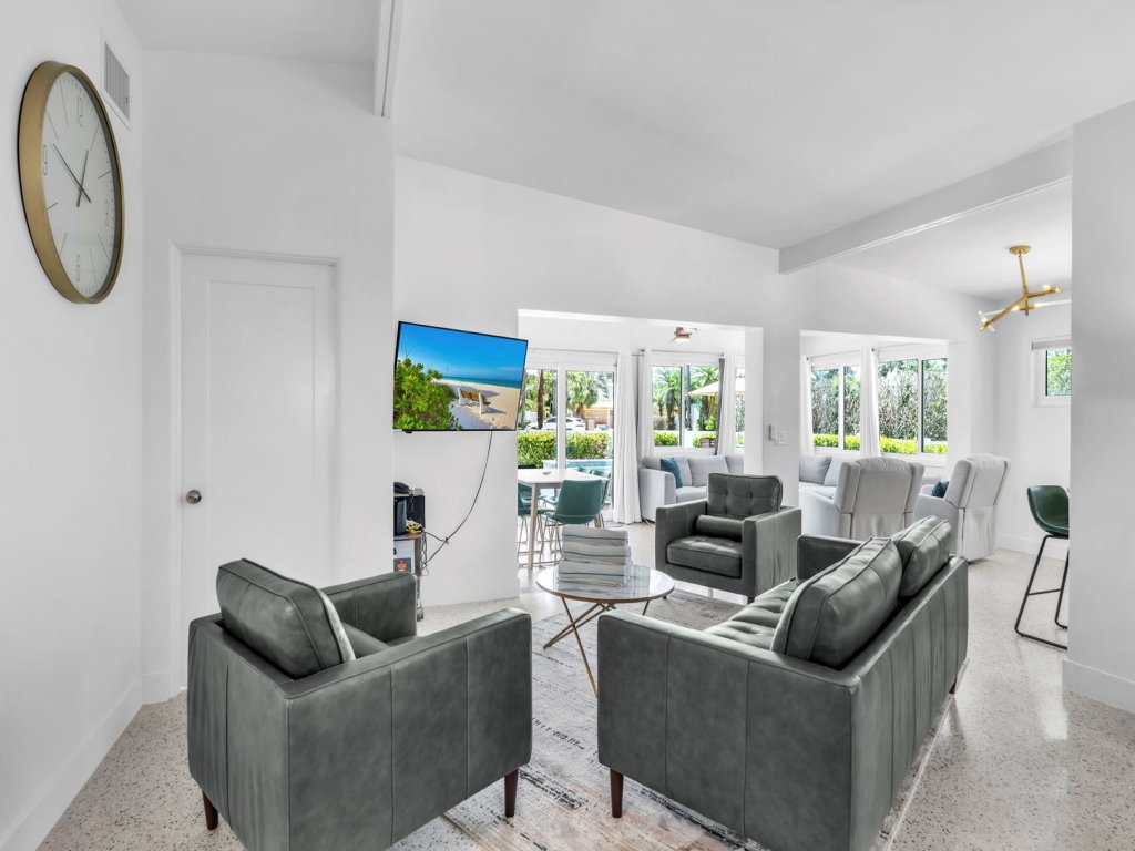 The Palm Leaf Vacation Rental in Anna Maria - RedAwning
