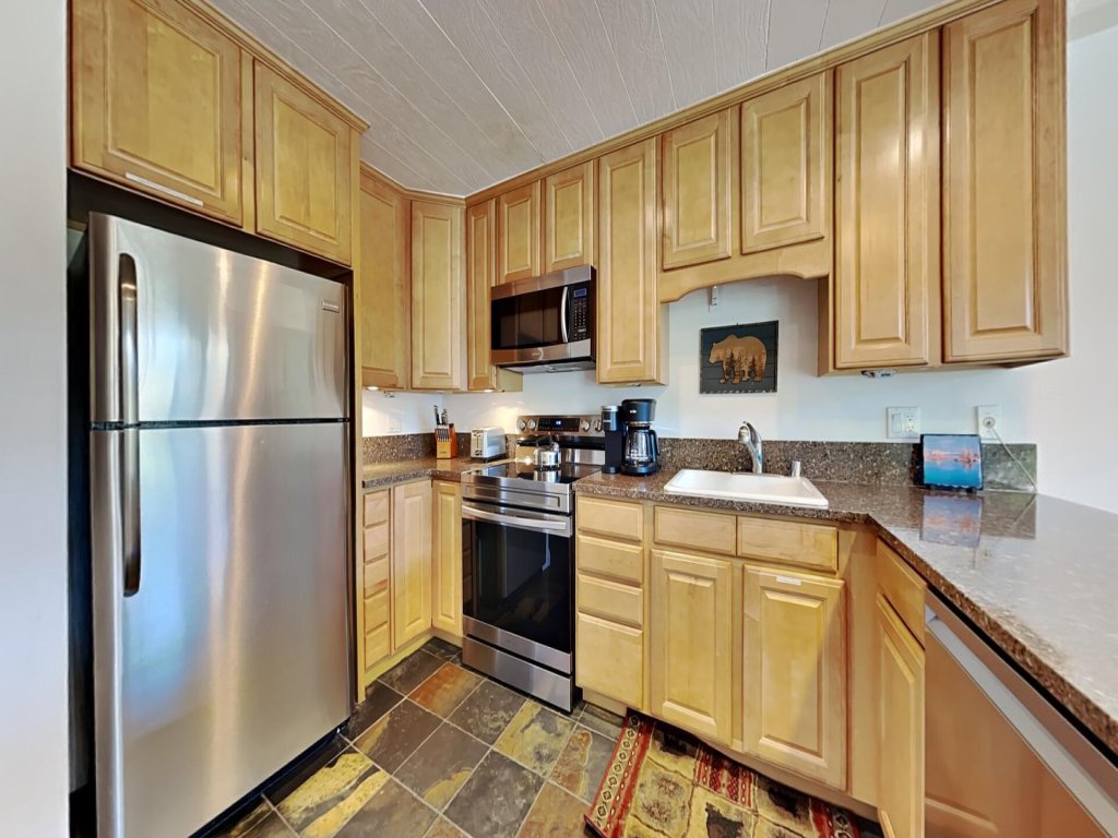 Spacious Condo - Slopeside, In Quiet Neighborhood with Pool, 3 Spas, Stargazing (1849 Condos 521) Vacation Rental in Mammoth Lakes - RedAwning