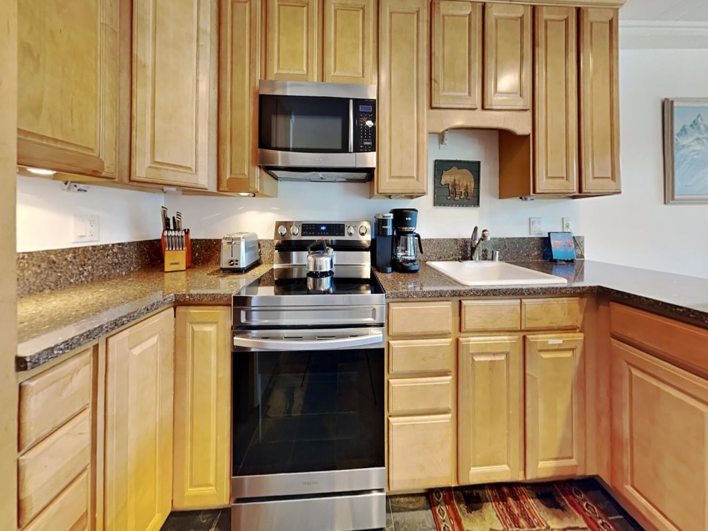Spacious Condo - Slopeside, In Quiet Neighborhood with Pool, 3 Spas, Stargazing (1849 Condos 521) Vacation Rental in Mammoth Lakes - RedAwning