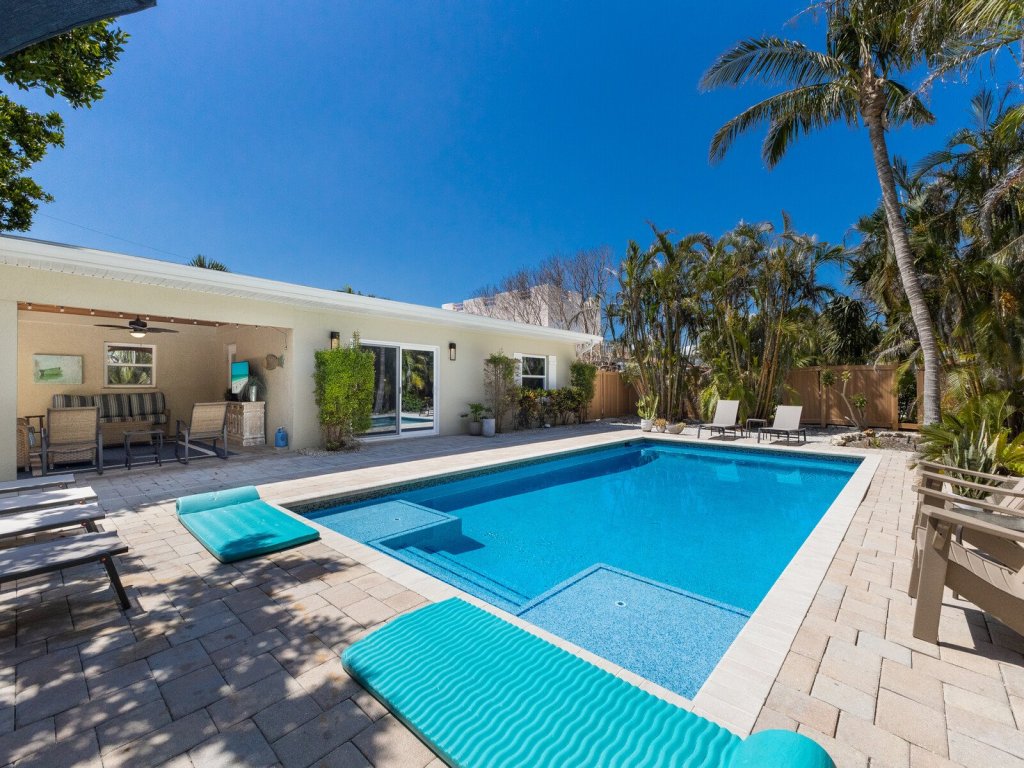 The Salted Coconut Vacation Rental in Anna Maria - RedAwning
