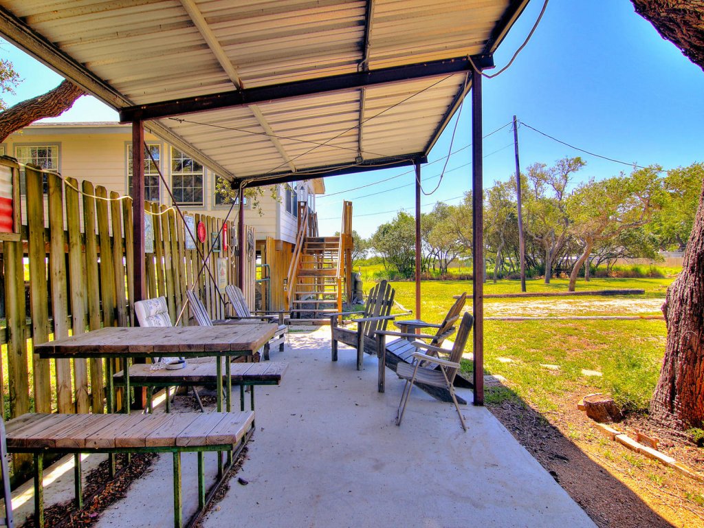 Fantasy Oaks Lodge Vacation Rental in Texas - RedAwning