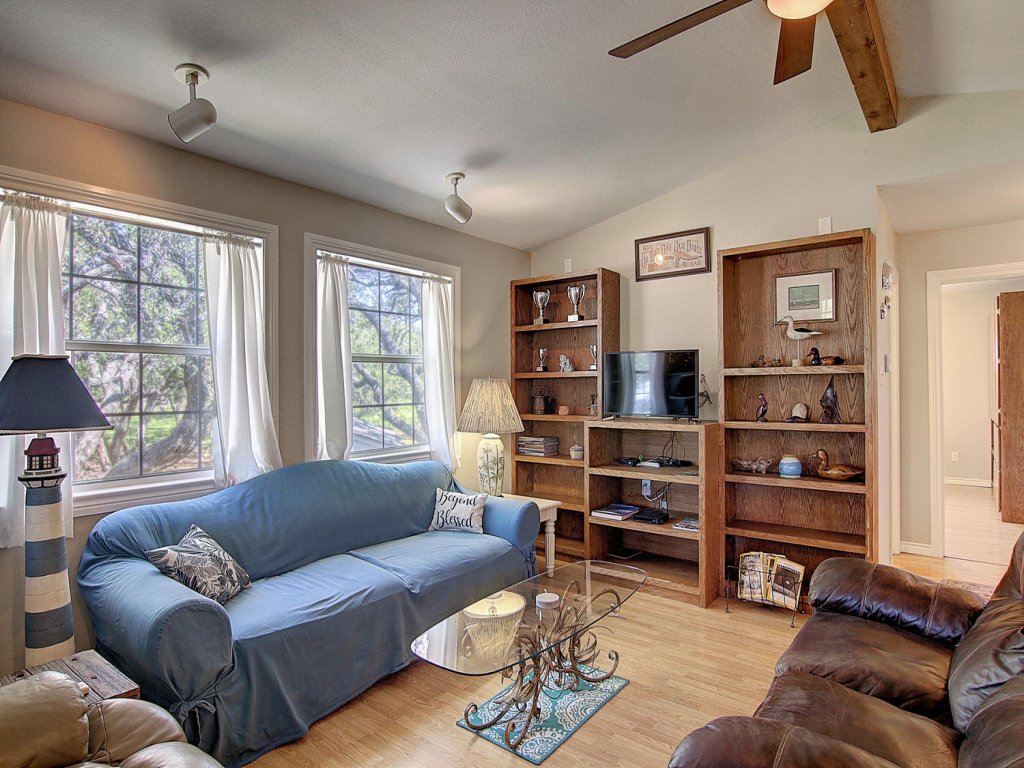Fantasy Oaks Lodge Vacation Rental in Texas - RedAwning