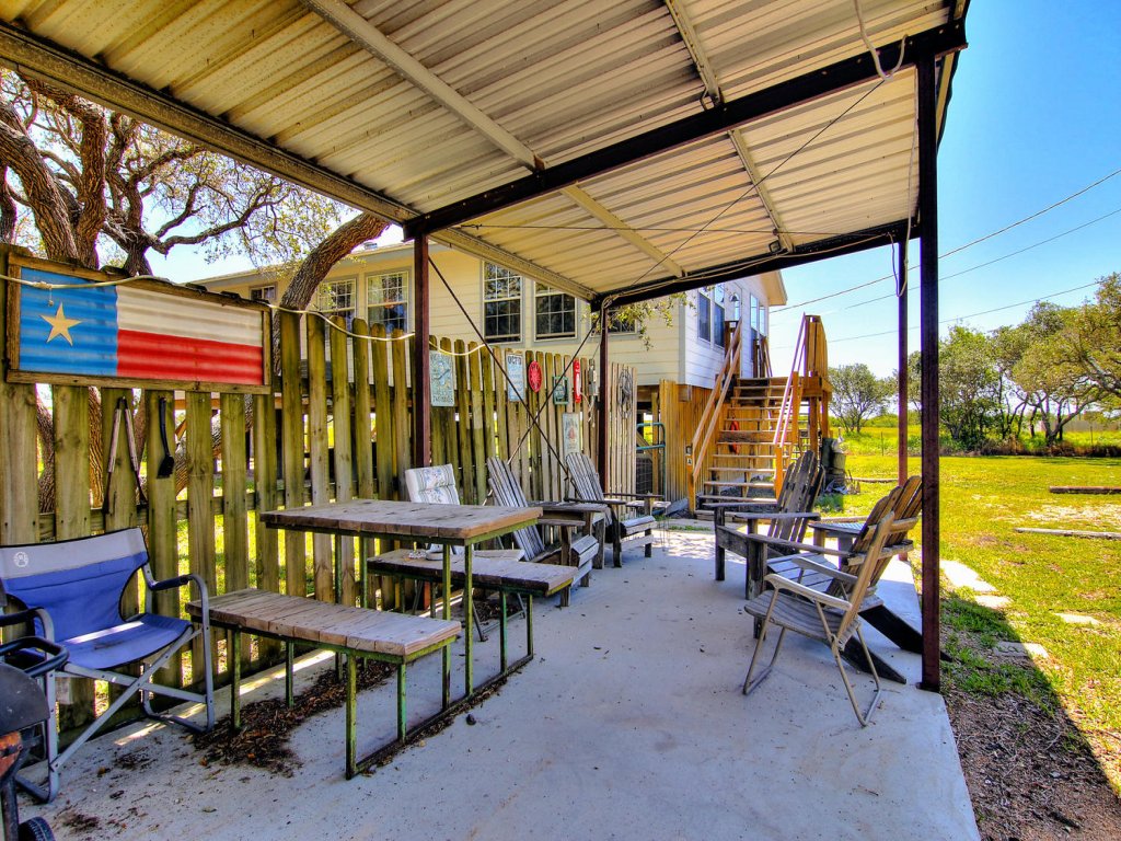 Fantasy Oaks Lodge Vacation Rental in Texas - RedAwning
