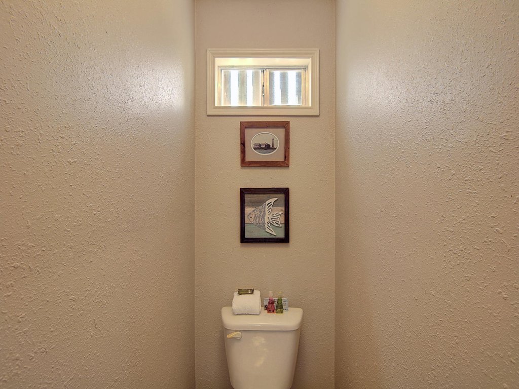 Fantasy Oaks Lodge Vacation Rental in Texas - RedAwning