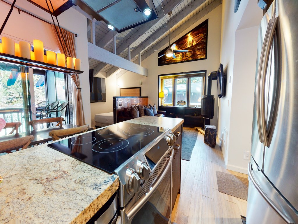 Mammoth Estates 106 Charming Studio, Amazing location, Walk to The Village Gondola Vacation Rental in Mammoth Lakes - RedAwning