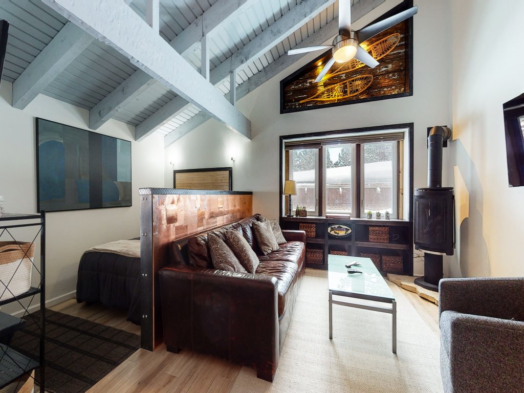 Mammoth Estates 106 Charming Studio, Amazing location, Walk to The Village Gondola Vacation Rental in Mammoth Lakes - RedAwning
