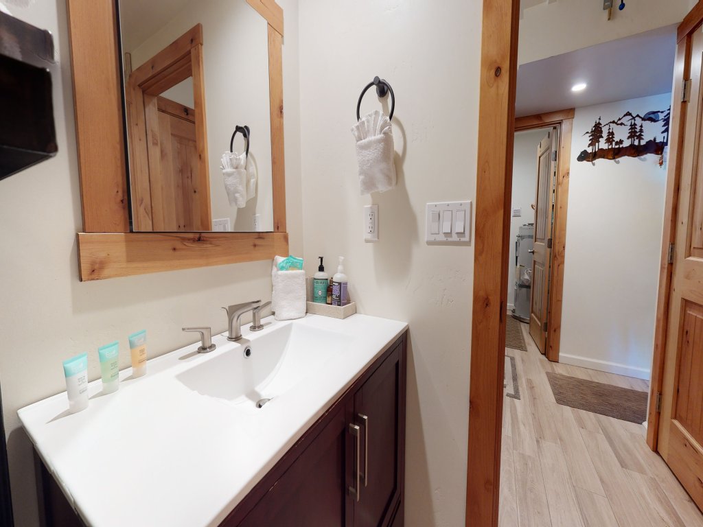 Mammoth Estates 106 Charming Studio, Amazing location, Walk to The Village Gondola Vacation Rental in Mammoth Lakes - RedAwning