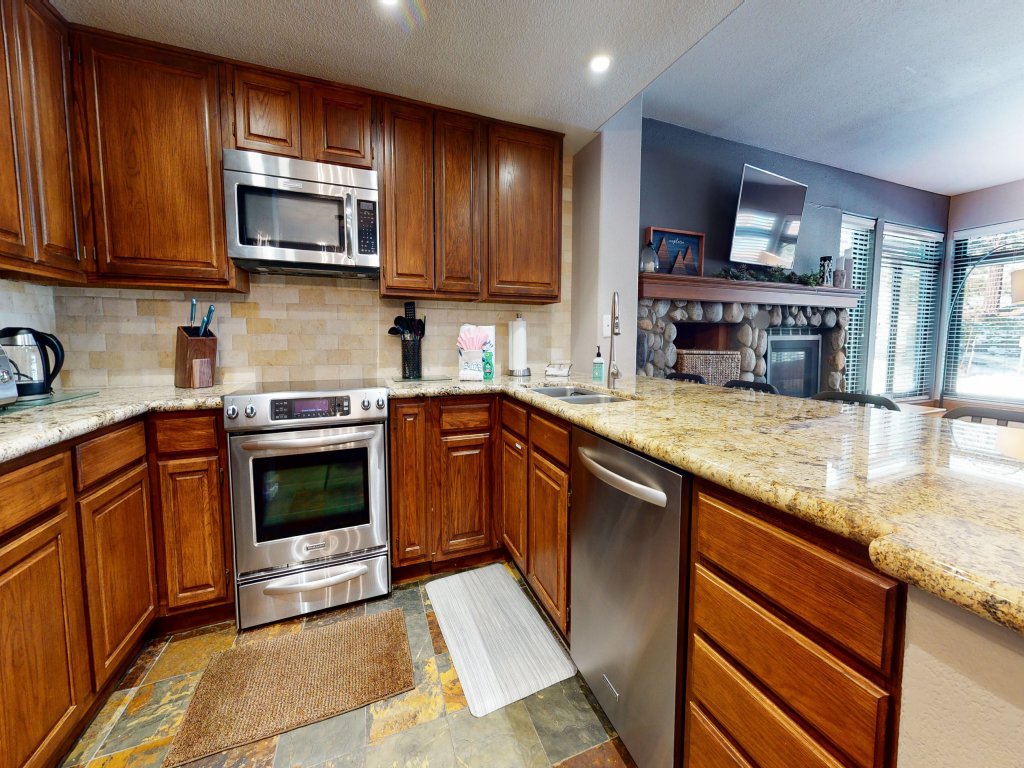 Silver Bear 30 Walk to Canyon Lodge, Modern and Clean, Private Washer Dryer Vacation Rental in Mammoth Lakes - RedAwning