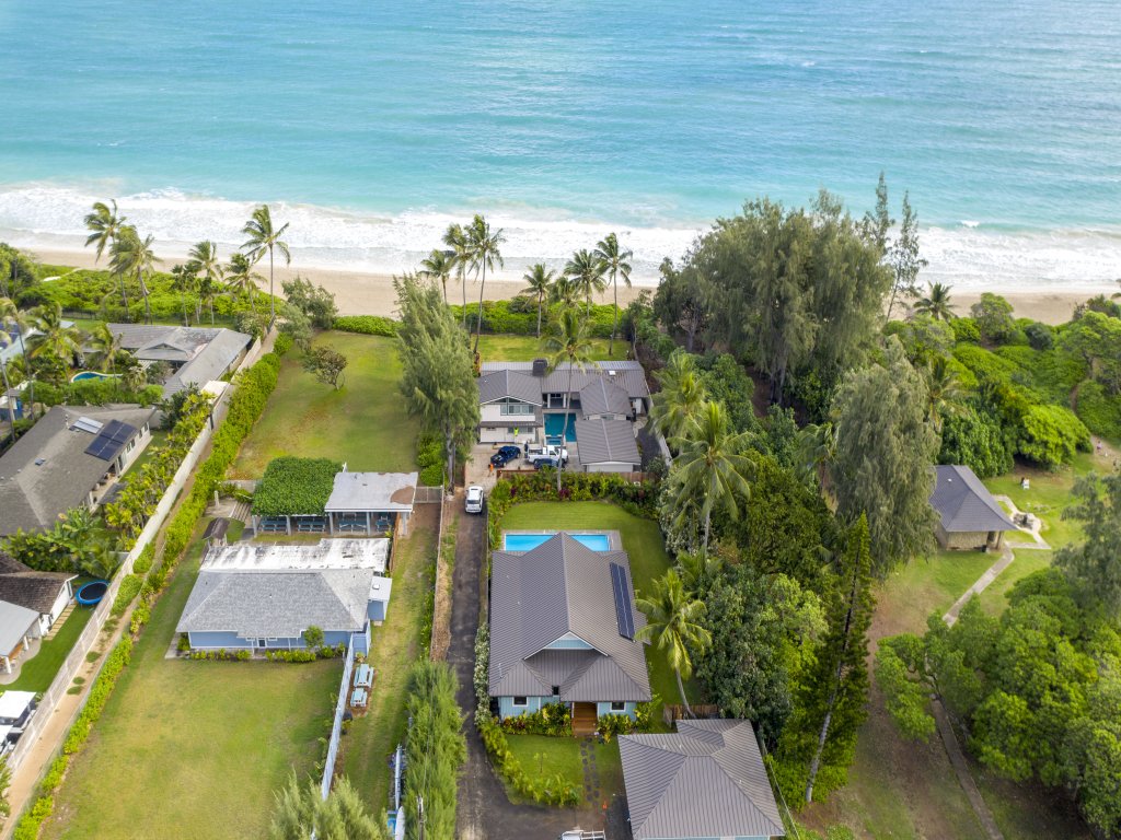 Gorgeous Renovated 1937 Plantation Style Beach House 50 Steps to the Beach Vacation Rental in Kailua - RedAwning