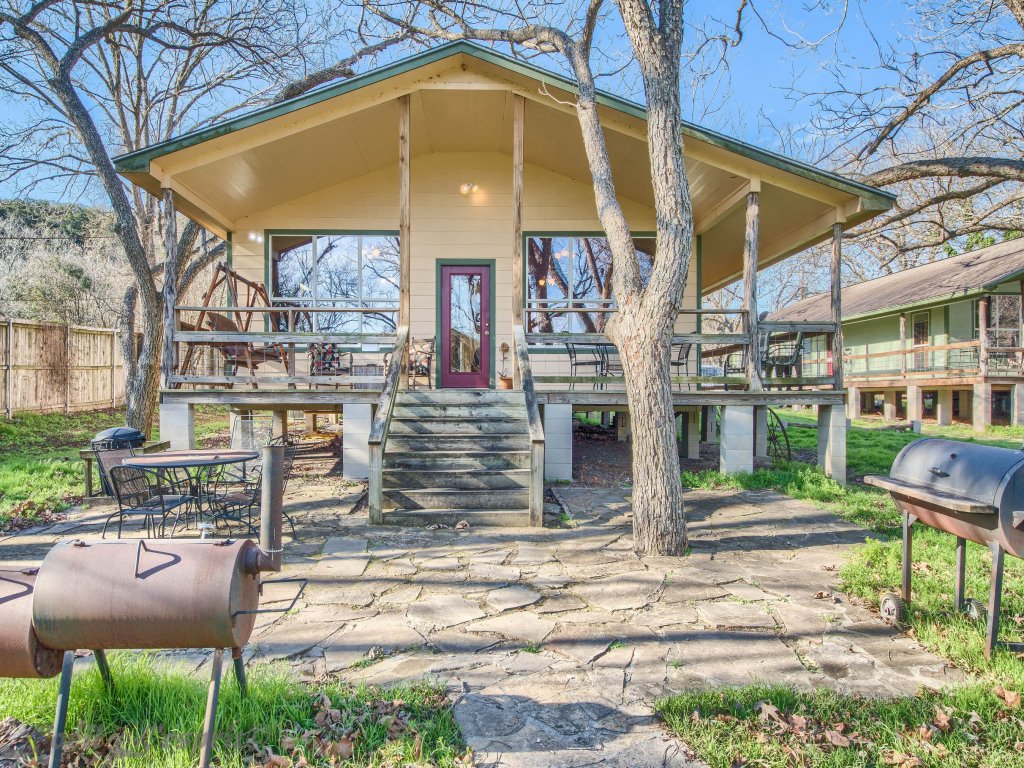 RR 9084B3 Texas Blue Wagon Vacation Rental in New Braunfels - RedAwning