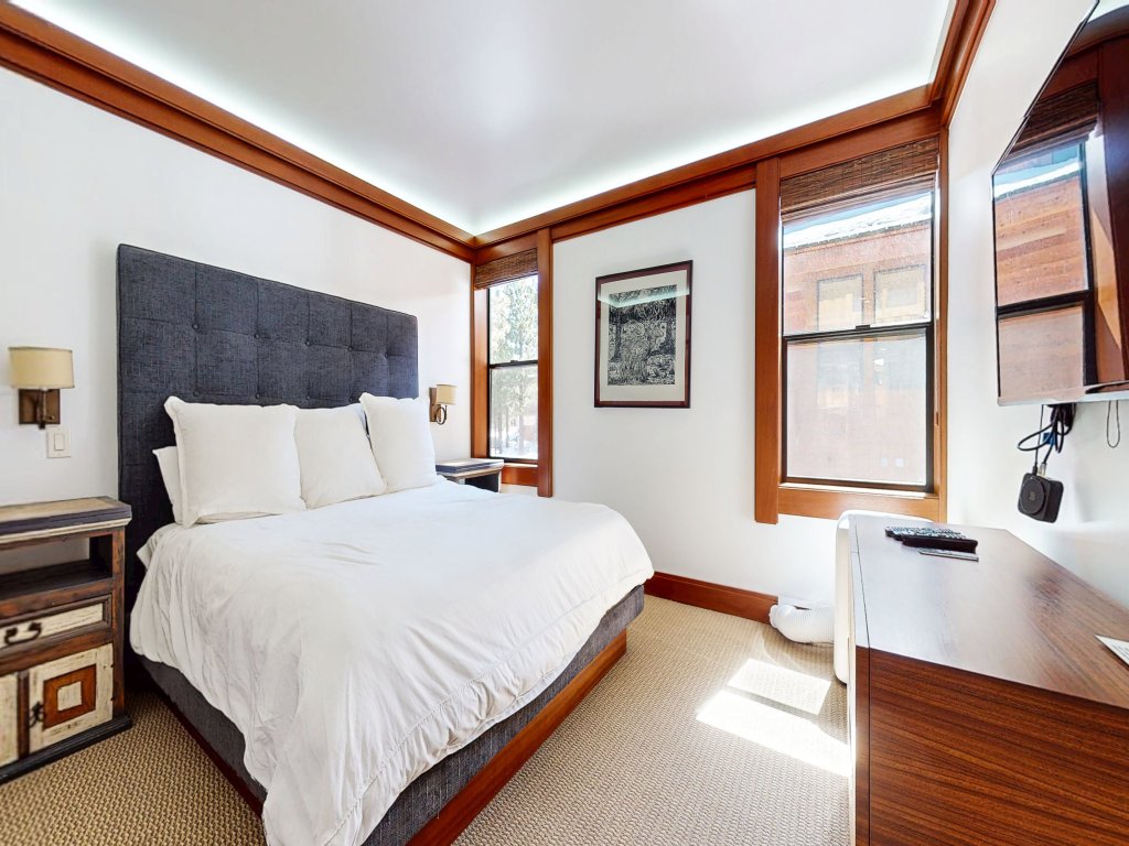 Obsidian 7 Deluxe 5000 sq ft House, Private Jacuzzi and Movie Theater, Close to Eagle Vacation Rental in Mammoth Lakes - RedAwning