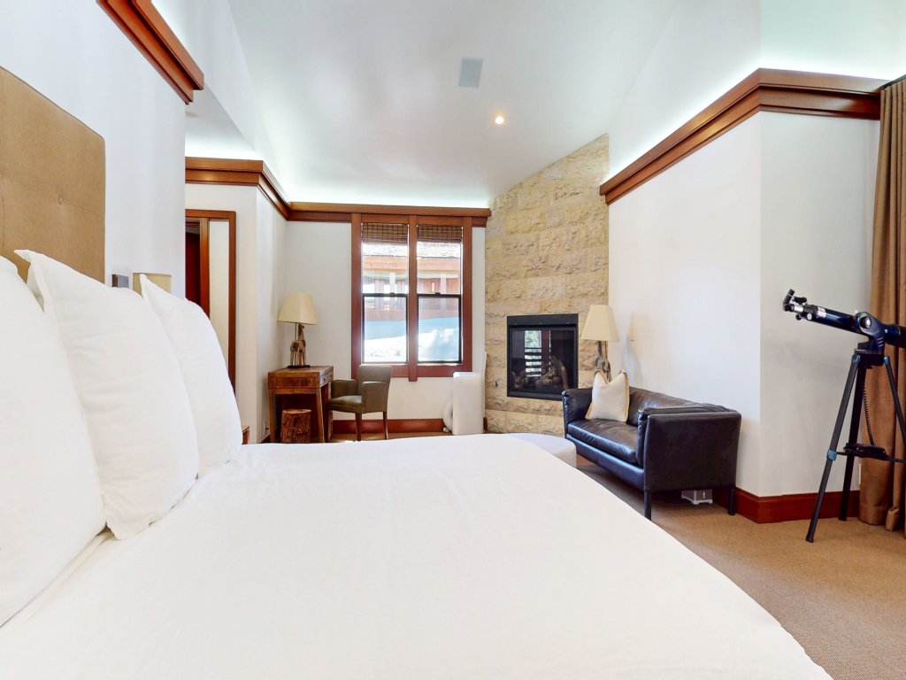 Obsidian 7 Deluxe 5000 sq ft House, Private Jacuzzi and Movie Theater, Close to Eagle Vacation Rental in Mammoth Lakes - RedAwning