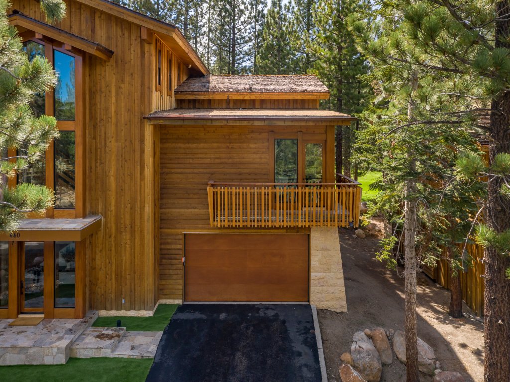 Obsidian 7 Deluxe 5000 sq ft House, Private Jacuzzi and Movie Theater, Close to Eagle Vacation Rental in Mammoth Lakes - RedAwning