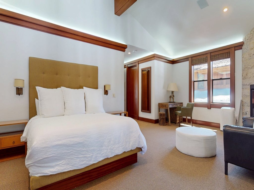 Obsidian 7 Deluxe 5000 sq ft House, Private Jacuzzi and Movie Theater, Close to Eagle Vacation Rental in Mammoth Lakes - RedAwning