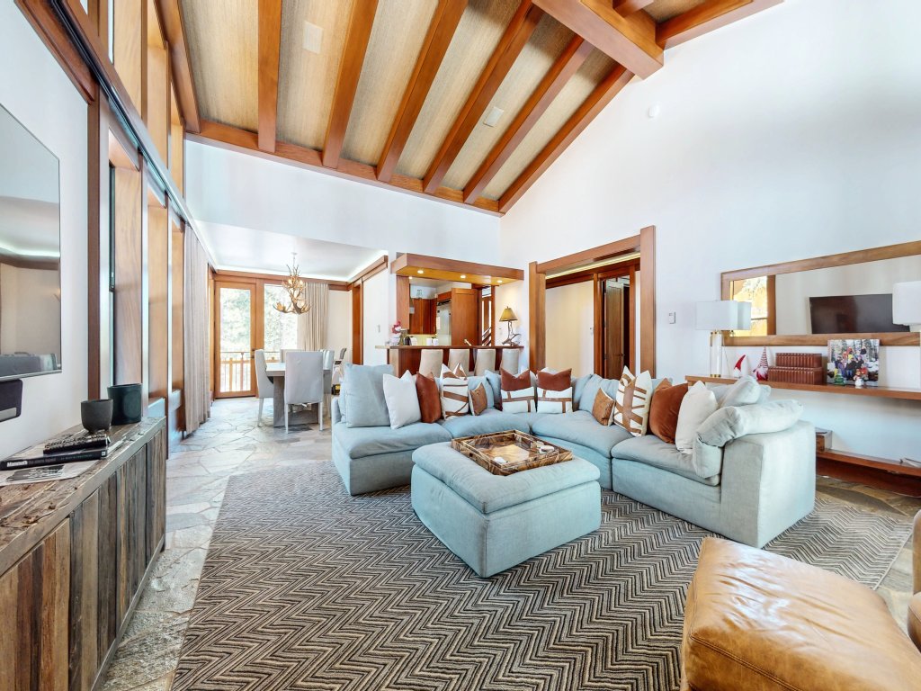 Obsidian 7 Deluxe 5000 sq ft House, Private Jacuzzi and Movie Theater, Close to Eagle Vacation Rental in Mammoth Lakes - RedAwning