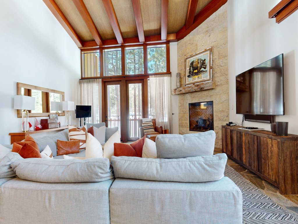 Obsidian 7 Deluxe 5000 sq ft House, Private Jacuzzi and Movie Theater, Close to Eagle Vacation Rental in Mammoth Lakes - RedAwning