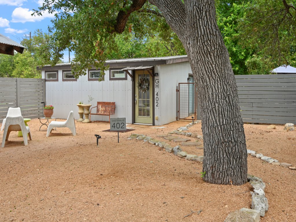 Gastehaus 402 Vacation Rental in Fredericksburg - RedAwning