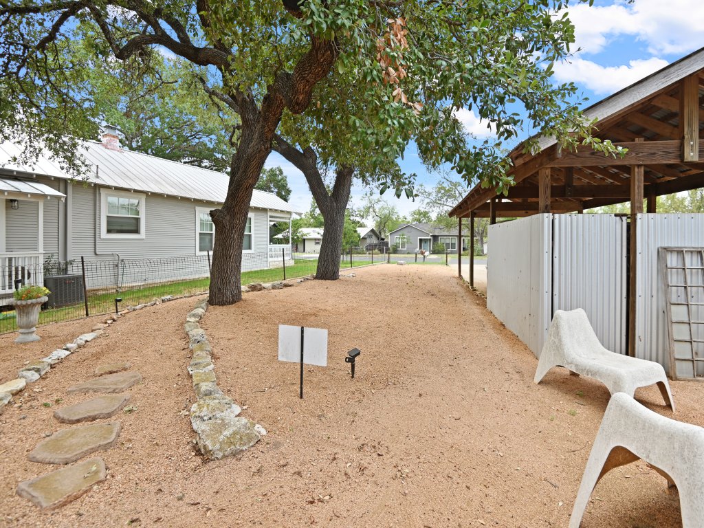 Gastehaus 402 Vacation Rental in Fredericksburg - RedAwning
