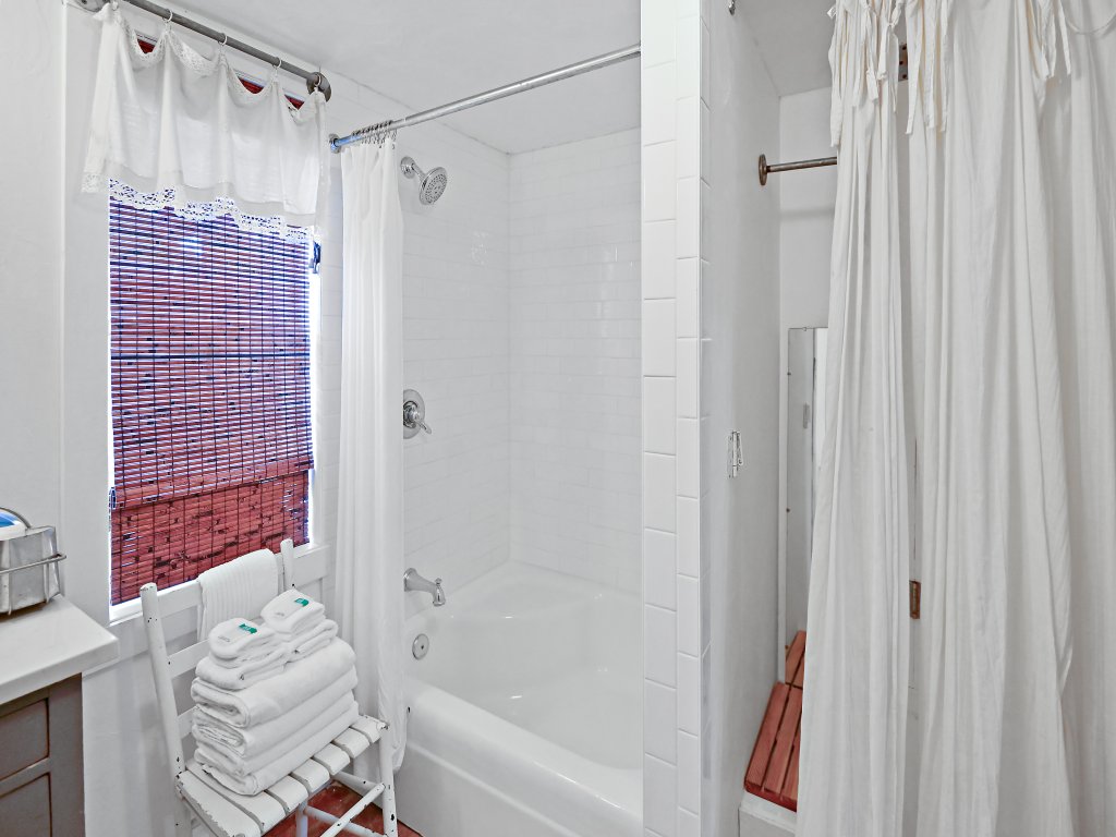 Gastehaus 402 Vacation Rental in Fredericksburg - RedAwning
