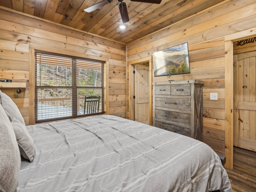 Hawkeye Ridge Vacation Rental in Sevierville - RedAwning