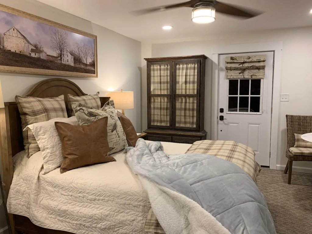 Boyd Harvey Main House and Carriage House Vacation Rental in Tennessee - RedAwning