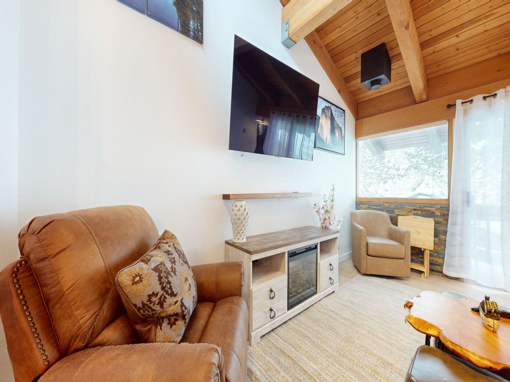 Mammoth Estates 134 Rustic and Cozy, Light and Bright with Wood Burning Fireplace Vacation Rental in Mammoth Lakes - RedAwning