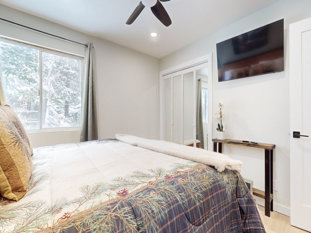 Mammoth Estates 134 Rustic and Cozy, Light and Bright with Wood Burning Fireplace Vacation Rental in Mammoth Lakes - RedAwning