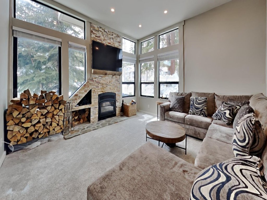 Deluxe Condo Just Steps to Mammoth Mountain - Close to Ski Slopes and Free Village Gondola! (Unit 511 at 1849 Condos) Vacation Rental in Mammoth Lakes - RedAwning